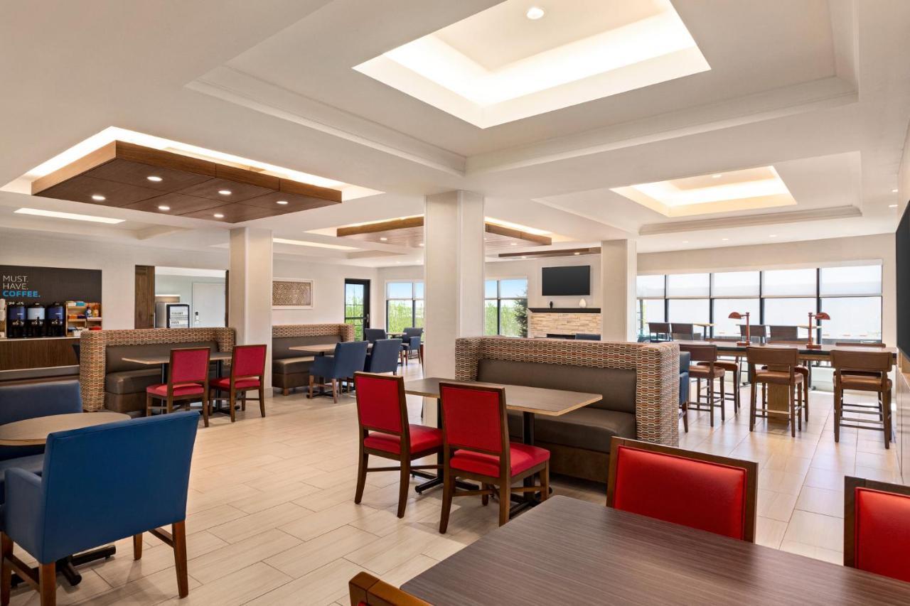 Holiday Inn Express & Suites Denver Airport By Ihg Bagian luar foto